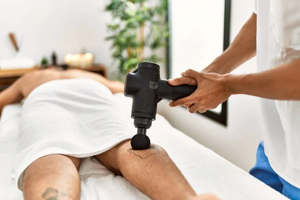 Zwei Hispanische Männer Physiotherapeut Und Patient Massieren Beine Mit Perkussionspistole — Stockfoto