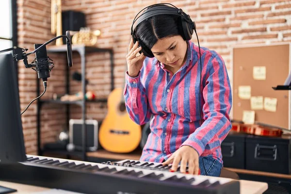 Young Chinese Woman Musician Playing Piano Keyboard Music Studio — Fotografia de Stock
