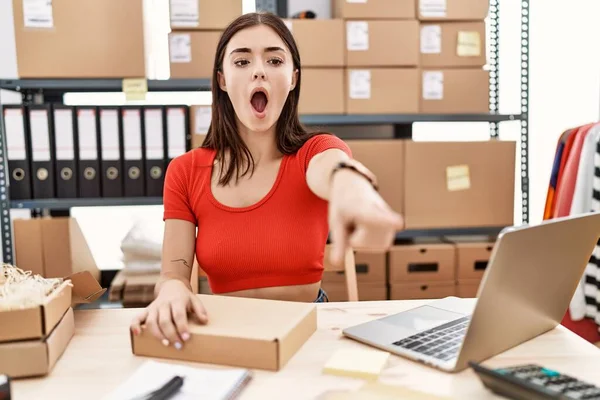 Jonge Spaanse Vrouw Bereidt Orde Voor Werkend Het Magazijn Wijzend — Stockfoto