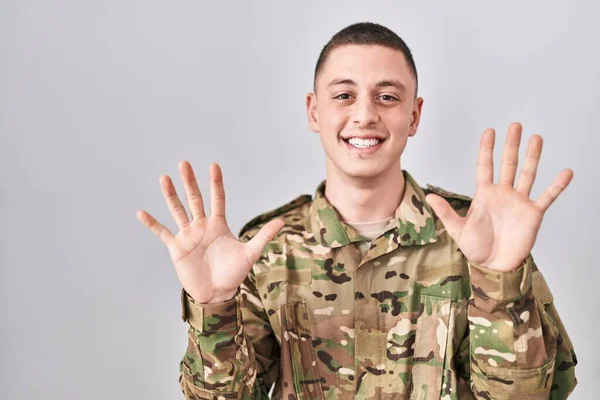 Joven Vestido Con Camuflaje Uniforme Del Ejército Mostrando Señalando Hacia —  Fotos de Stock