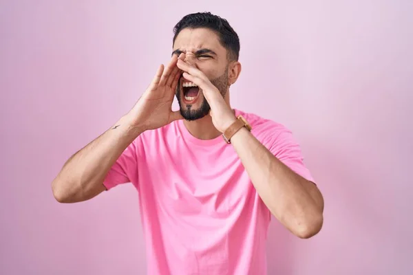 Hispanische Junge Mann Steht Über Rosa Hintergrund Schreit Wütend Laut — Stockfoto