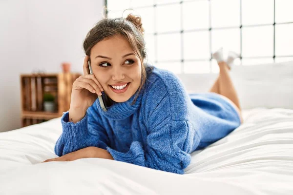 Ung Vacker Latinamerikansk Kvinna Talar Smartphone Liggande Sängen Sovrummet — Stockfoto