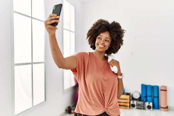 Mladá Africká Americká Žena Úsměvem Sebevědomí Aby Selfie Smartphonu Sportovním — Stock fotografie