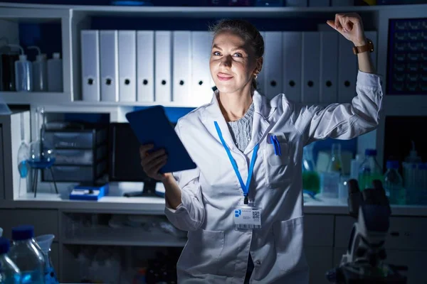 Hermosa Mujer Rubia Que Trabaja Laboratorio Científico Tarde Noche Persona —  Fotos de Stock