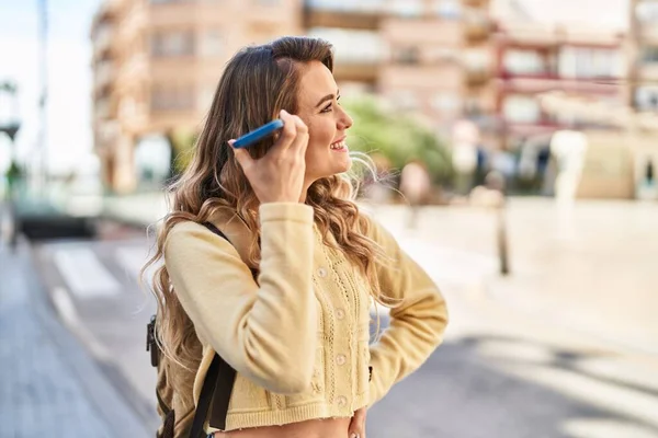 Jovem Turista Ouvir Mensagem Áudio Smartphone Rua — Fotografia de Stock