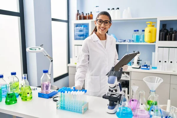Young Hispanic Woman Wearing Scientist Uniform Working Laboratory — Stock Photo, Image