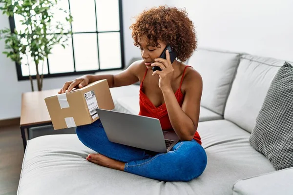 Young African American Woman Having Problem Order Talking Smartphone Home — Φωτογραφία Αρχείου