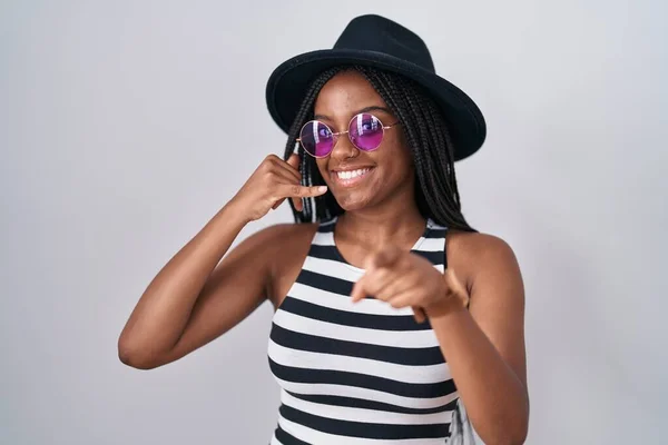Молодой Африканский Американец Косичках Шляпе Солнцезащитных Очках Улыбается Разговаривая Телефону — стоковое фото