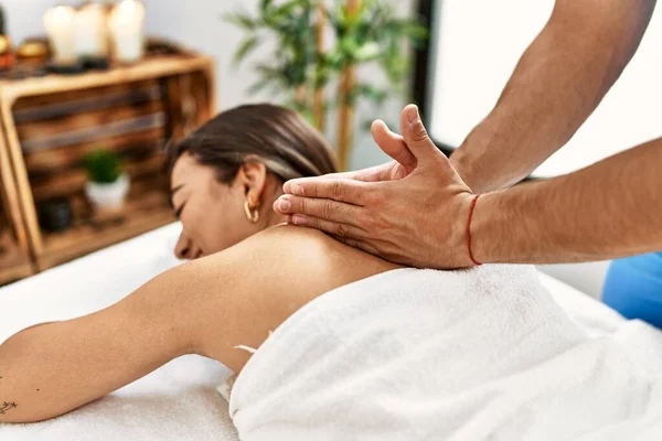 Homem Mulher Latinos Vestindo Uniforme Fisioterapia Tendo Sessão Reabilitação Massageando — Fotografia de Stock