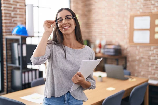 Jonge Mooie Spaanse Vrouw Zakenman Glimlachend Zelfverzekerd Holding Document Kantoor — Stockfoto