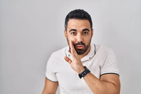 Jovem Hispânico Com Barba Vestindo Roupas Casuais Sobre Fundo Branco — Fotografia de Stock