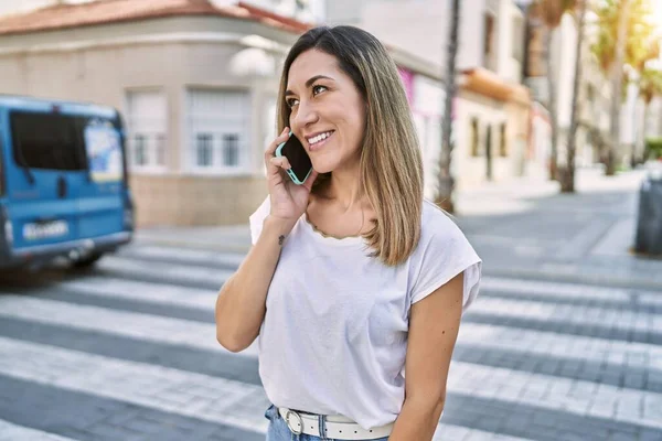 Ung Latinamerikansk Kvinna Ler Säker Talar Smartphone Gatan — Stockfoto