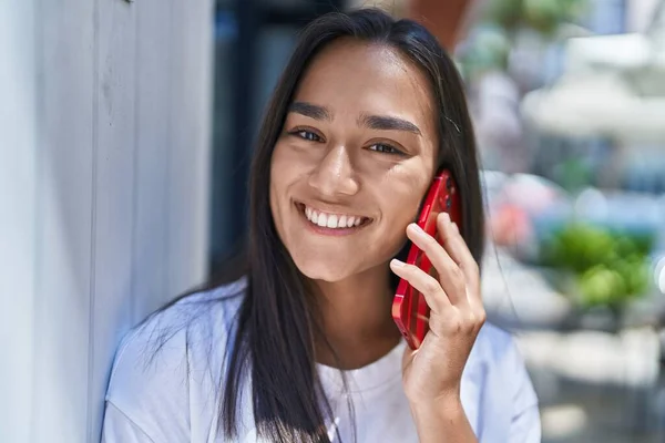 Joven Hermosa Mujer Hispana Sonriendo Confiada Hablando Teléfono Inteligente Calle — Foto de Stock