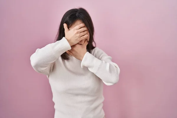 Kvinna Med Syndrom Står Över Rosa Bakgrund Täcker Ögon Och — Stockfoto