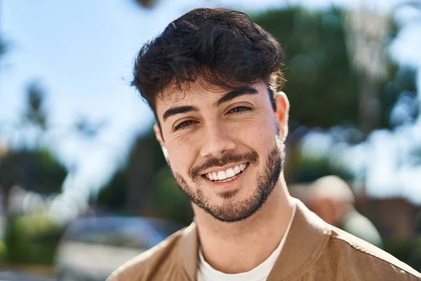 Mladý Hispánec Usmívá Sebevědomě Stojí Ulici — Stock fotografie
