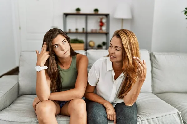 Moeder Dochter Samen Bank Thuis Schietend Zichzelf Dood Wijzend Hand — Stockfoto