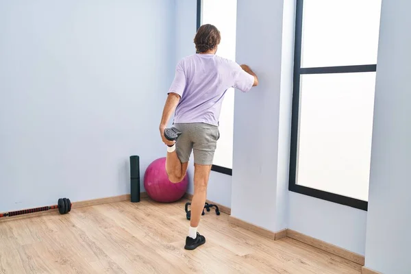 Moyen Age Homme Étirant Jambe Sur Vue Dos Centre Sportif — Photo