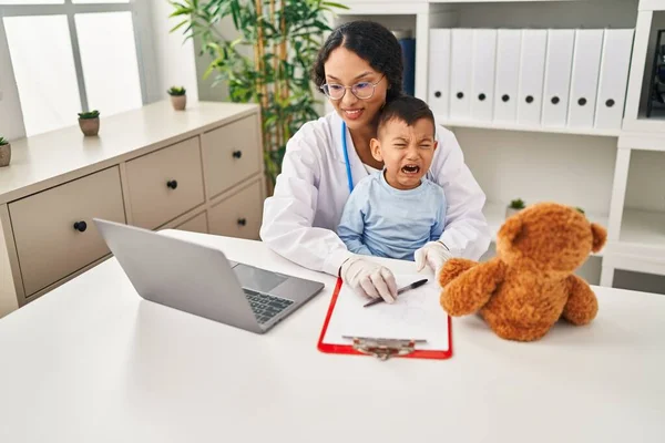 Mother Son Pediatrician Patient Having Medical Consultation Clinic - Stock-foto