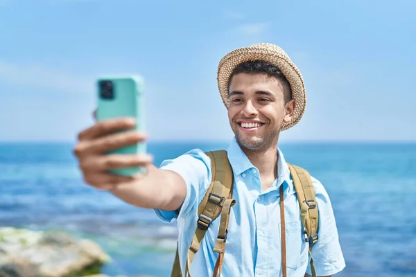 Afro Amerikalı Turist Gülümseyip Deniz Kenarındaki Akıllı Telefondan Selfie Çekiyor — Stok fotoğraf