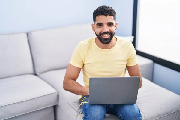 Young Arab Man Using Laptop Sitting Sofa Home — ストック写真