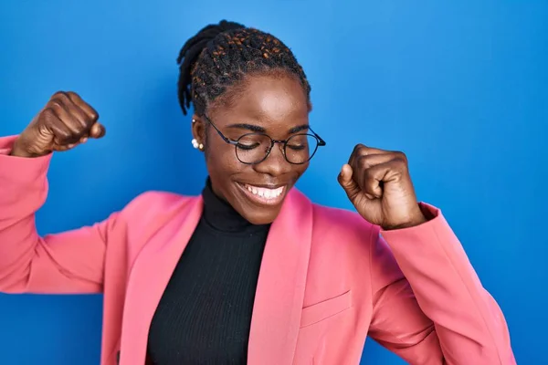 Beautiful Black Woman Standing Blue Background Showing Arms Muscles Smiling — Stockfoto