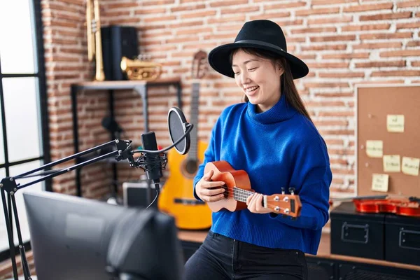 Chinese Vrouw Muzikant Glimlachen Zelfverzekerd Spelen Ukelele Muziekstudio — Stockfoto