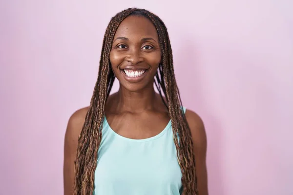 Afrikansk Amerikansk Kvinna Står Över Rosa Bakgrund Med Ett Lyckligt — Stockfoto