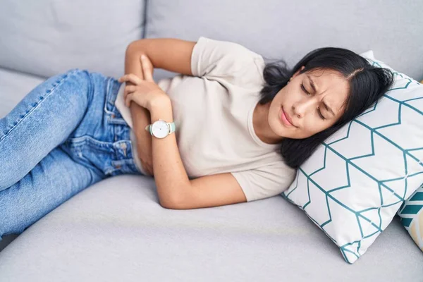 Young Beautiful Hispanic Woman Suffering Stomach Ache Lying Sofa Home — Foto de Stock