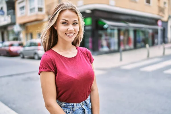 Junges Kaukasisches Mädchen Lächelt Glücklich Der Stadt — Stockfoto