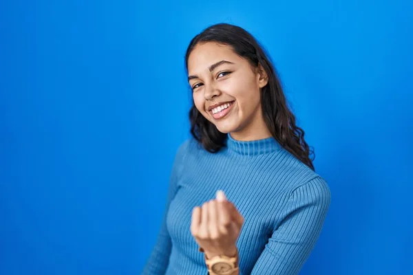 Joven Brasileña Pie Sobre Fondo Azul Aislado Señas Vienen Aquí — Foto de Stock