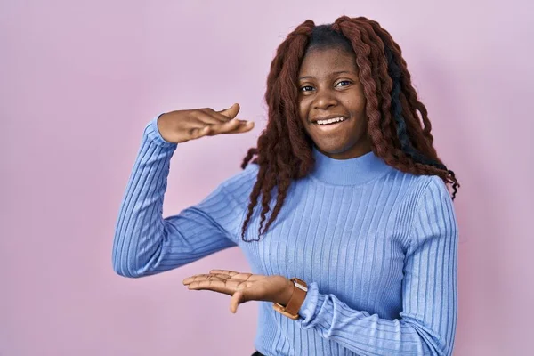 Afrikaanse Vrouw Staan Roze Achtergrond Gebaren Met Handen Tonen Grote — Stockfoto