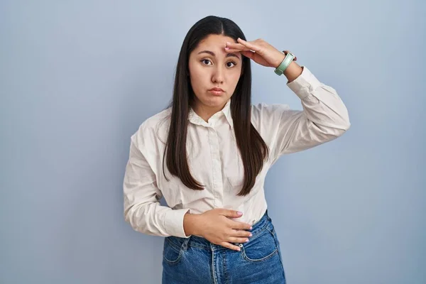 Young Latin Woman Standing Blue Background Worried Stressed Problem Hand — Zdjęcie stockowe