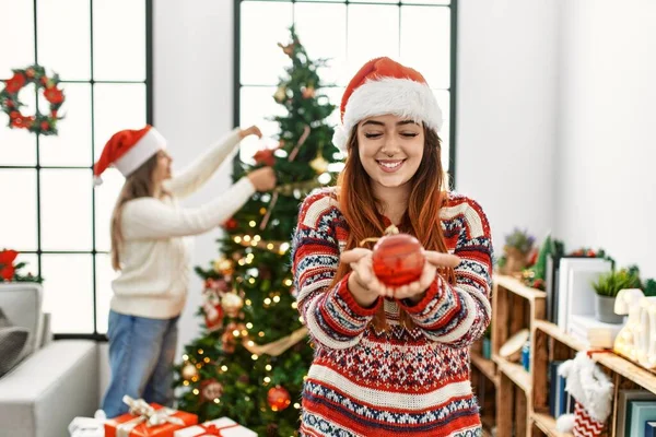 Γυναίκα Ζευγάρι Κρατώντας Χριστούγεννα Μπάλα Διακόσμηση Χριστουγεννιάτικο Δέντρο Στο Σπίτι — Φωτογραφία Αρχείου