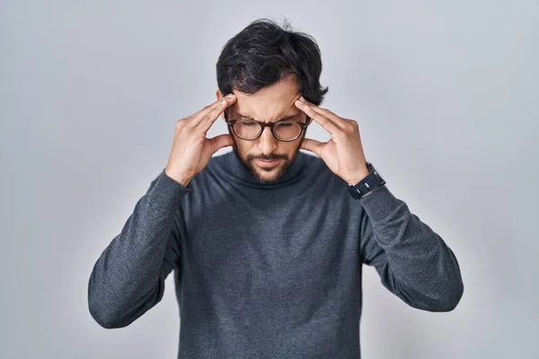 Handsome Latin Man Standing Isolated Background Hand Head Headache Because — Stockfoto