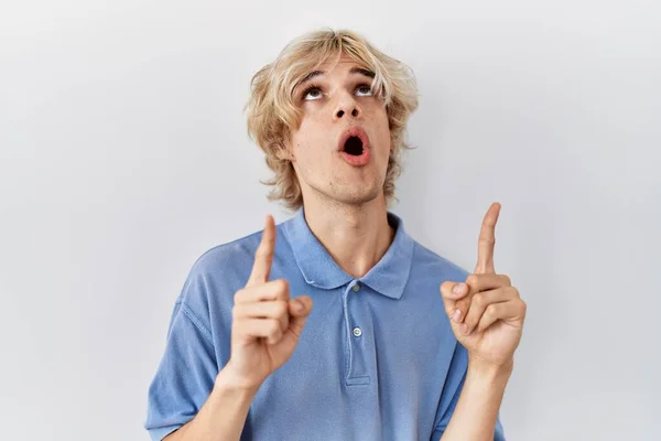 Joven Hombre Moderno Pie Sobre Fondo Aislado Asombrado Sorprendido Mirando —  Fotos de Stock