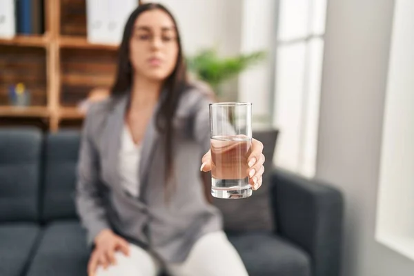 Ung Vacker Latinamerikansk Kvinna Psykolog Som Erbjuder Ett Glas Vatten — Stockfoto