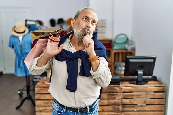 Ein Gutaussehender Älterer Mann Mit Einkaufstaschen Laden Die Hand Kinn — Stockfoto
