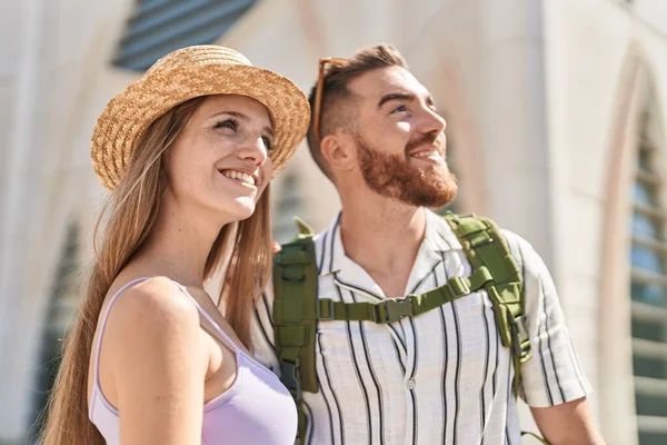 Man Woman Tourist Couple Smiling Confident Looking Sky Street — Stock Photo, Image