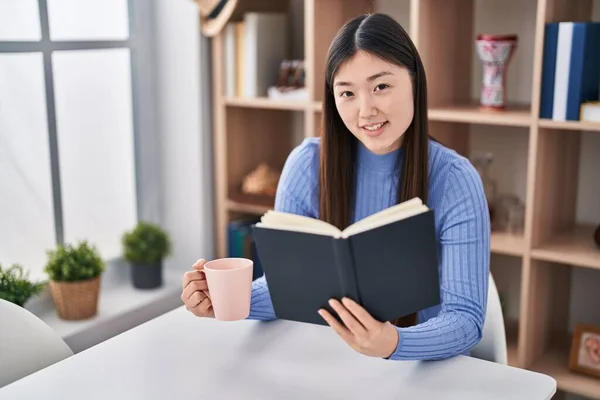 Mujer China Leyendo Libro Tomando Café Casa — Foto de Stock