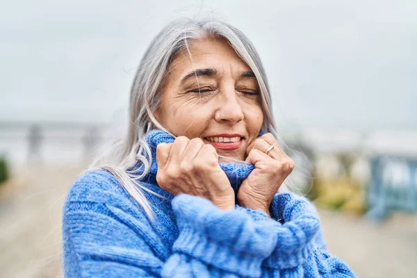 Middle Age Grey Haired Woman Smiling Confident Breathing Seaside — Stock Photo, Image