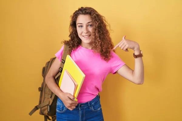 Mulher Branca Jovem Vestindo Mochila Estudantil Segurando Livros Que Parecem — Fotografia de Stock
