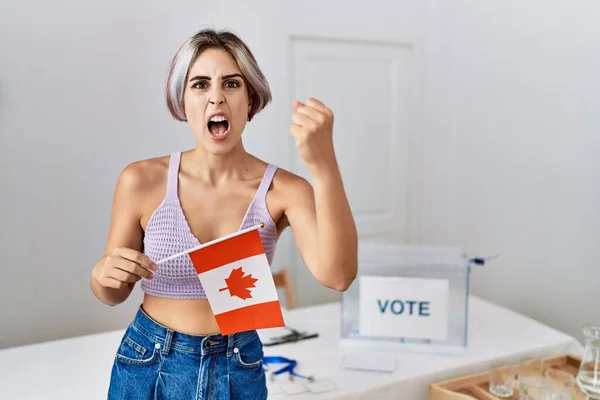 Jeune Belle Femme Élection Campagne Politique Tenant Drapeau Canada Agacé — Photo