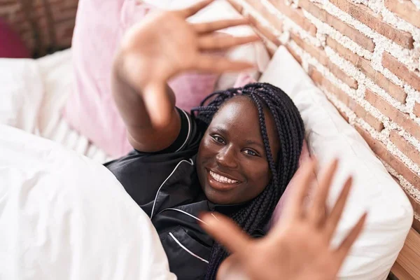 Africano Americano Mulher Fazendo Foto Gesto Com Mãos Deitadas Cama — Fotografia de Stock