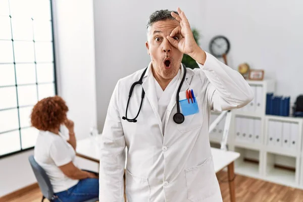 Médico Meia Idade Homem Clínica Com Paciente Fazendo Gesto Chocado — Fotografia de Stock