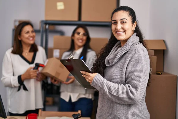 Tres Mujeres Comercio Electrónico Trabajadores Negocios Paquete Escaneo Trabajo Oficina —  Fotos de Stock