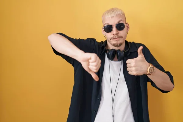 Een Jonge Blanke Man Met Een Zonnebril Een Gele Achtergrond — Stockfoto