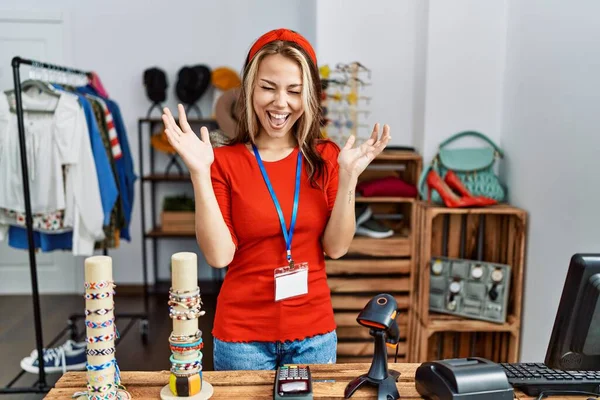 Молода Біла Жінка Працює Менеджером Роздрібному Магазині Святкуючи Божевілля Божевілля — стокове фото