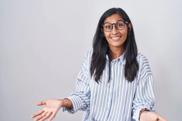 Mulher Hispânica Jovem Usando Óculos Sorridente Alegre Com Braços Abertos — Fotografia de Stock