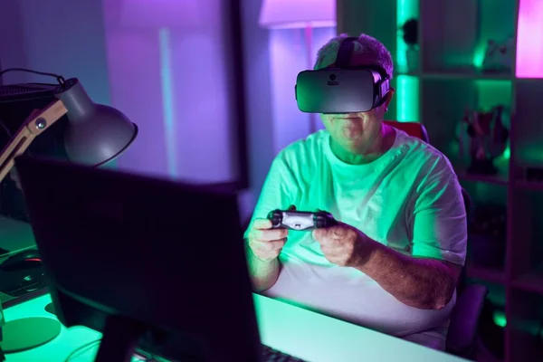Grauhaariger Mann Mittleren Alters Spielt Videospiel Mit Virtual Reality Brille — Stockfoto