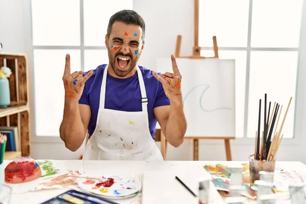 Jovem Hispânico Com Barba Estúdio Arte Com Rosto Pintado Gritando — Fotografia de Stock